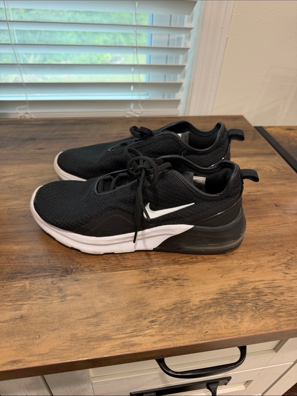 Nike AIR MAX MOTION 2 Black & White Athletic Sneakers with Swoosh SIZE 8